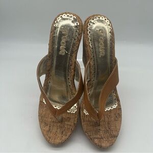 Groove Women's Tan and Gold Heeled Sandals Sz 9